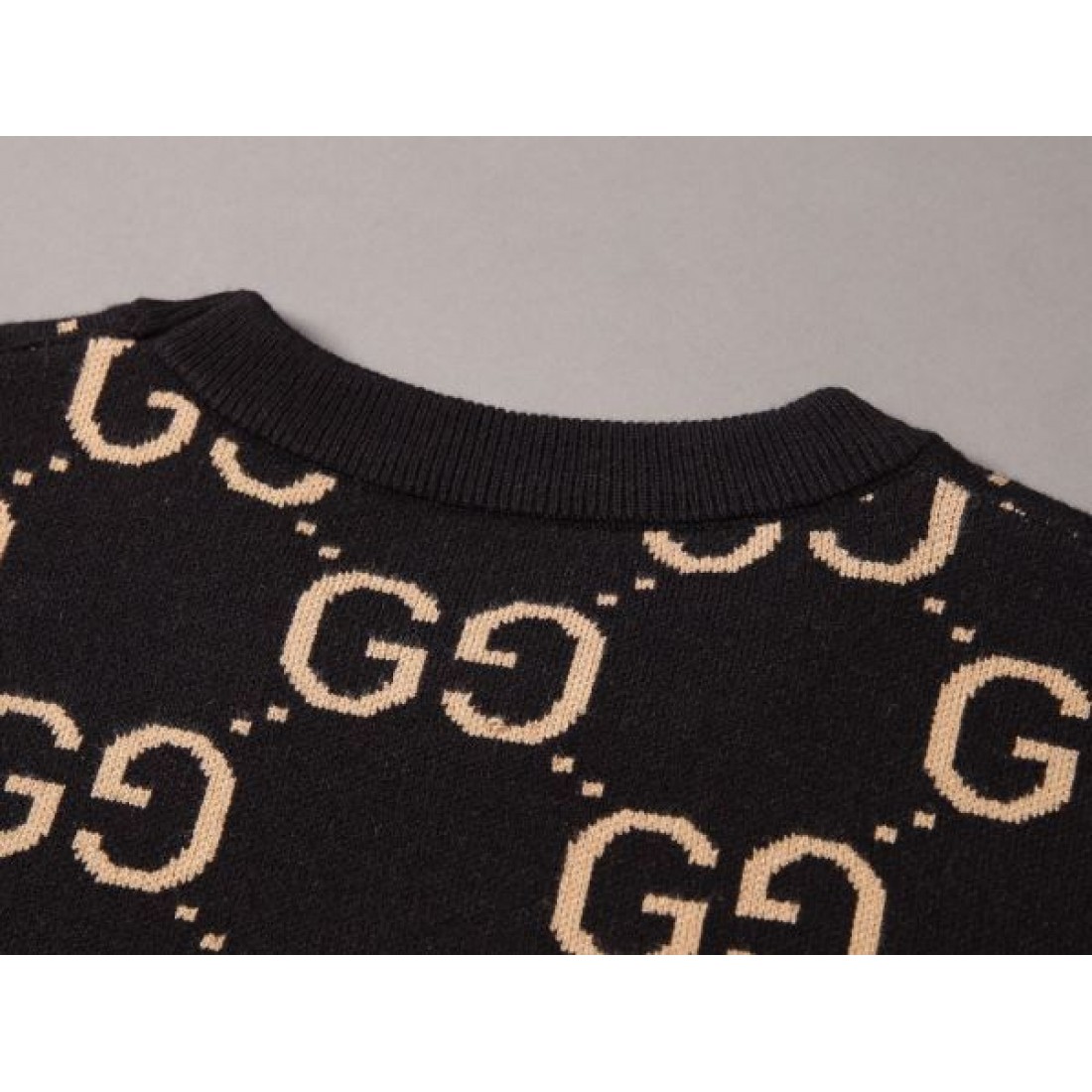 流行を先取りした GUCCI グッチ スーパーコピー セーター 魅惑のシルエット