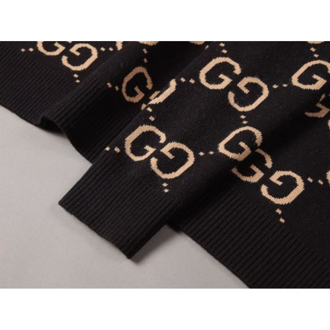 流行を先取りした GUCCI グッチ スーパーコピー セーター 魅惑のシルエット