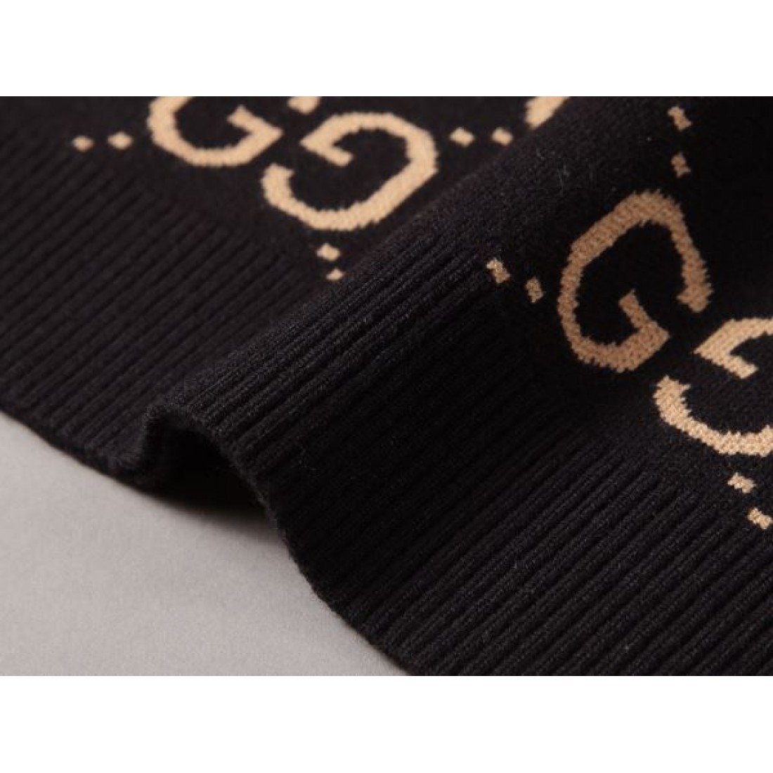 流行を先取りした GUCCI グッチ スーパーコピー セーター 魅惑のシルエット
