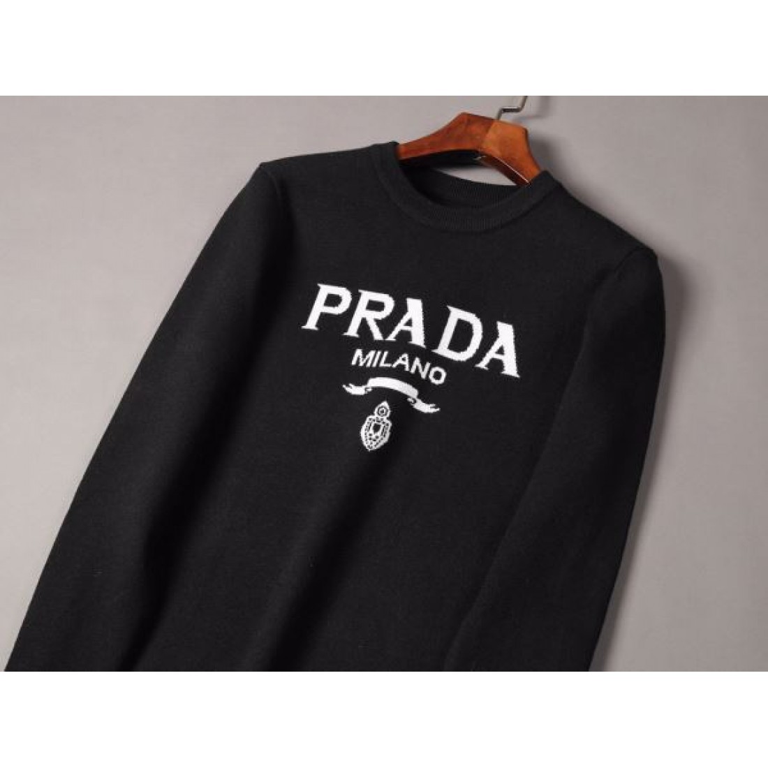 都会的でスタイリッシュな PRADA プラダ コピー セーター クラシック