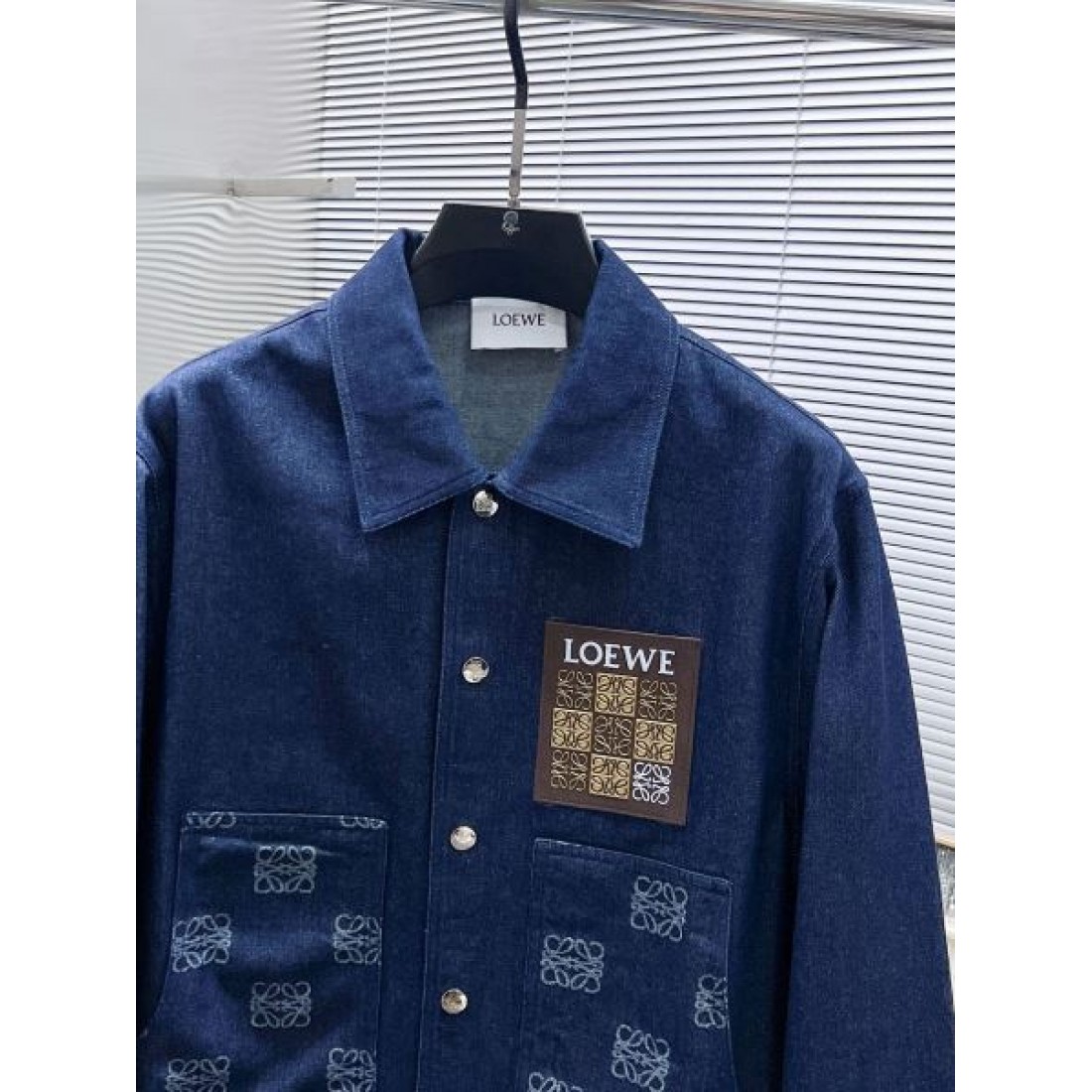 スタイリッシュな魅力漂う LOEWE ロエベ スーパーコピー コート シック