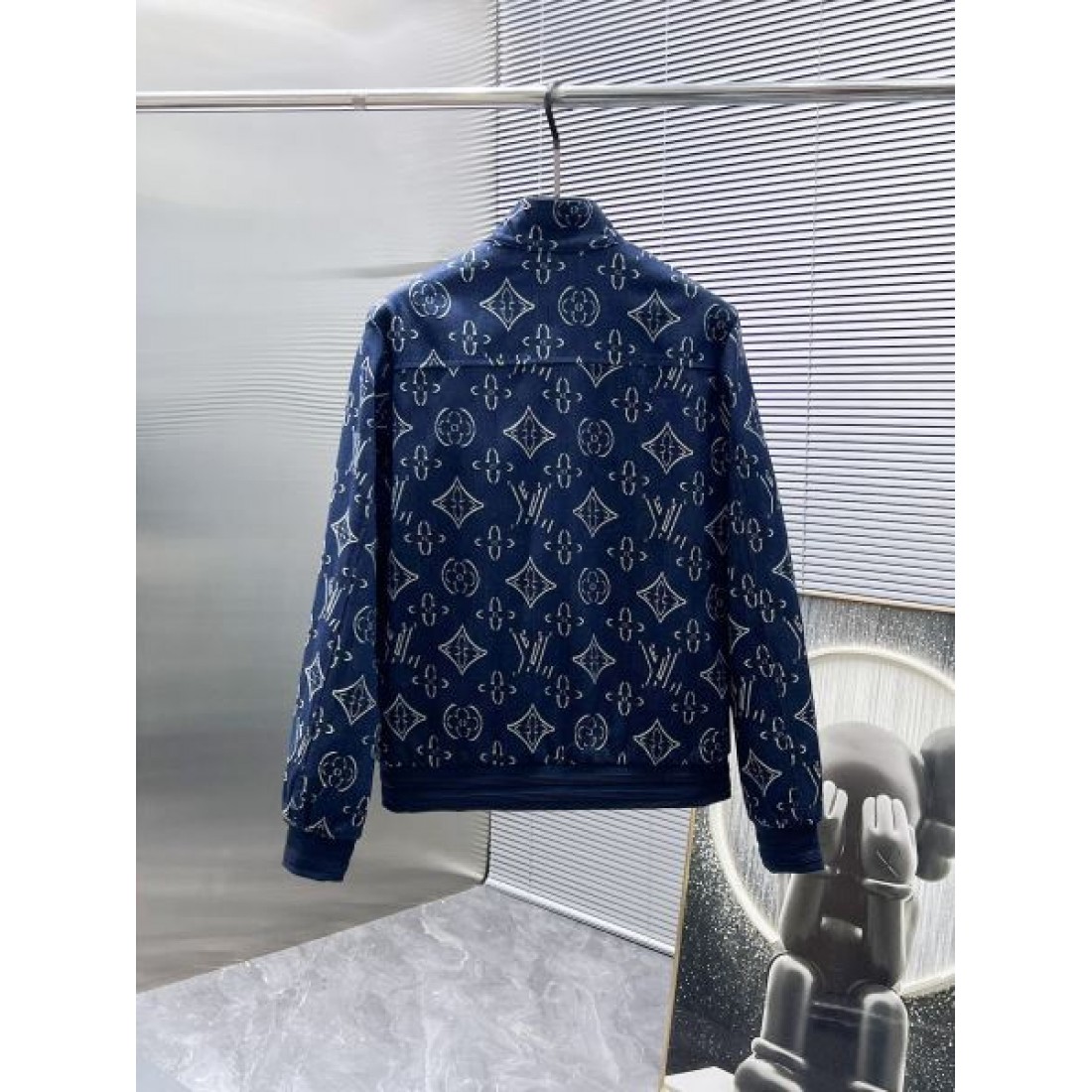  人気急上昇中の LOUIS VUITTON コピー コート ルイヴィトン 洗練されたデザイン