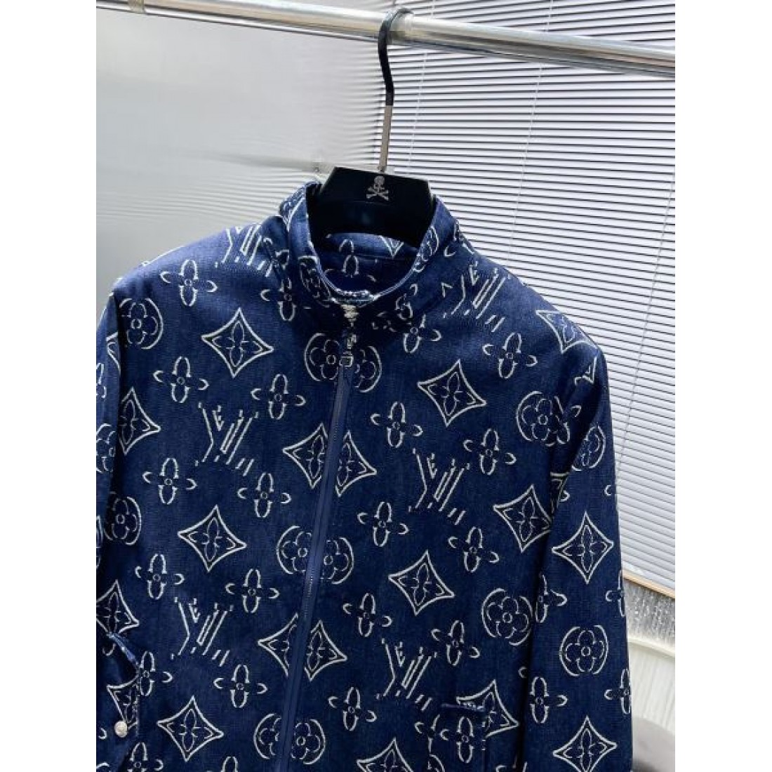  人気急上昇中の LOUIS VUITTON コピー コート ルイヴィトン 洗練されたデザイン
