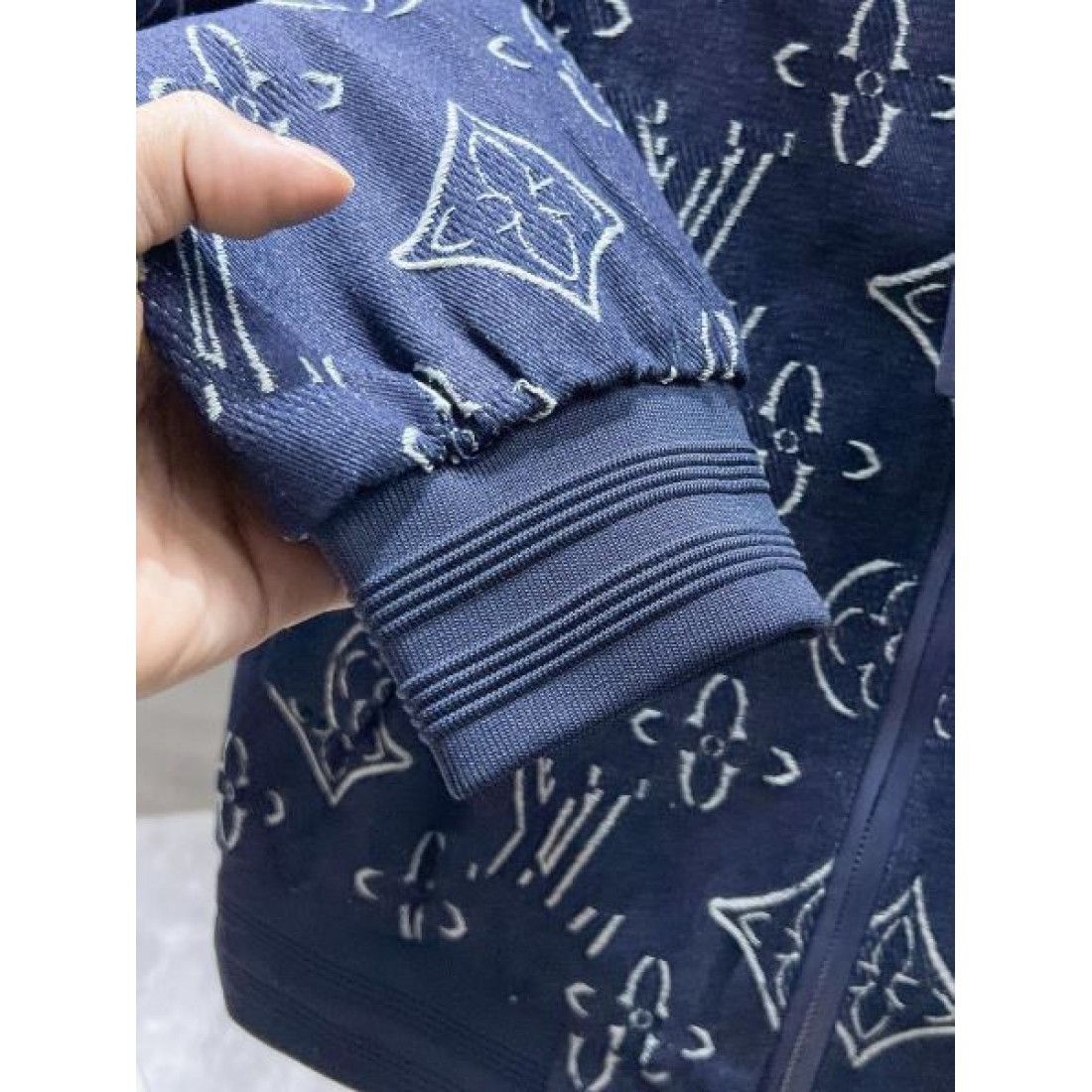  人気急上昇中の LOUIS VUITTON コピー コート ルイヴィトン 洗練されたデザイン
