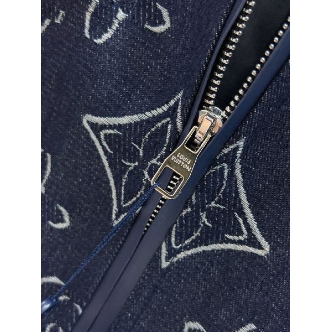  人気急上昇中の LOUIS VUITTON コピー コート ルイヴィトン 洗練されたデザイン