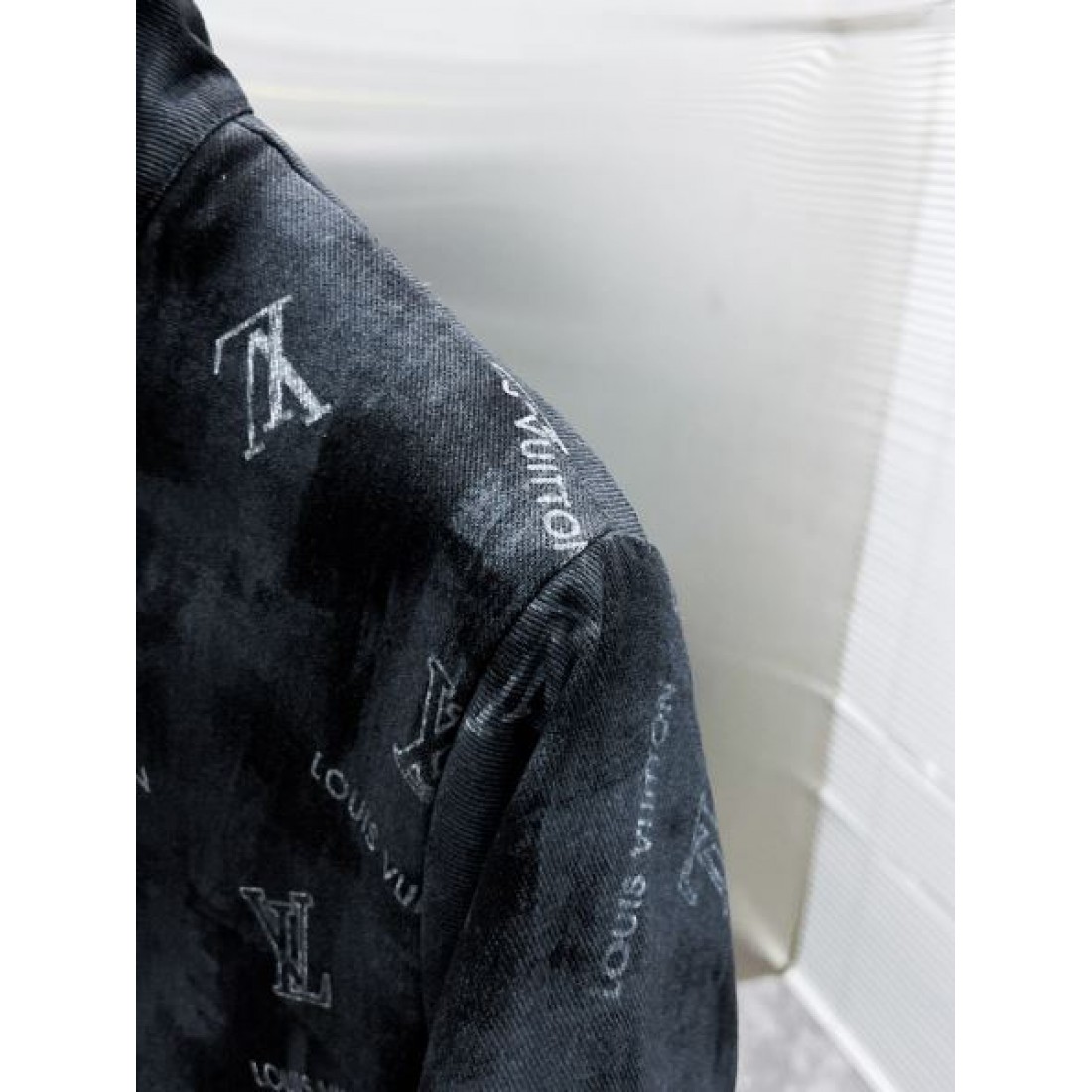  ラグジュアリーで華やかな LOUIS VUITTON ルイヴィトン コピー コート 大人の魅力