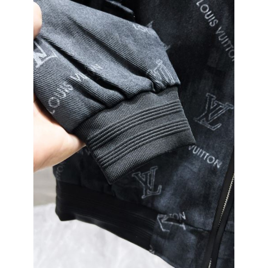  ラグジュアリーで華やかな LOUIS VUITTON ルイヴィトン コピー コート 大人の魅力