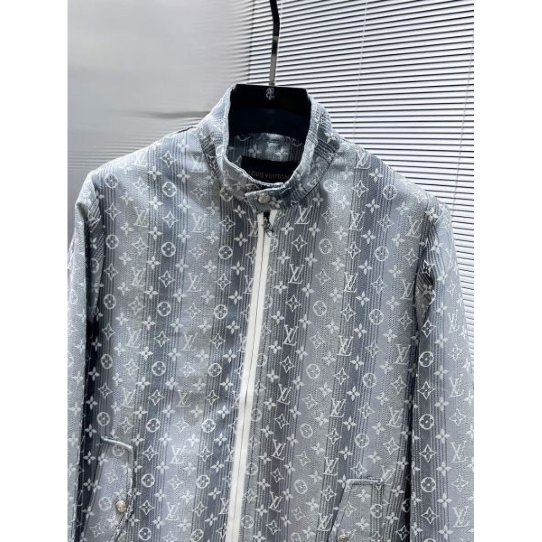都会的で洗練された印象を与える ルイヴィトン コピー コート LOUIS VUITTON 優雅に