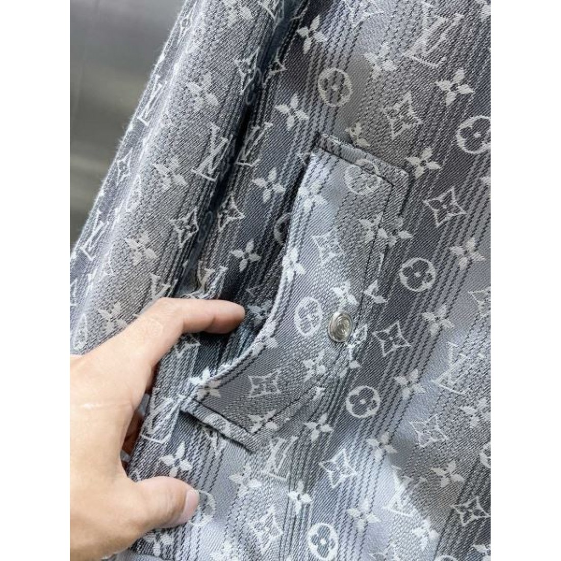 都会的で洗練された印象を与える ルイヴィトン コピー コート LOUIS VUITTON 優雅に