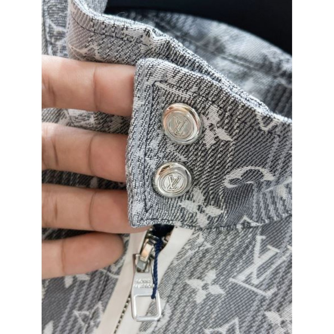都会的で洗練された印象を与える ルイヴィトン コピー コート LOUIS VUITTON 優雅に