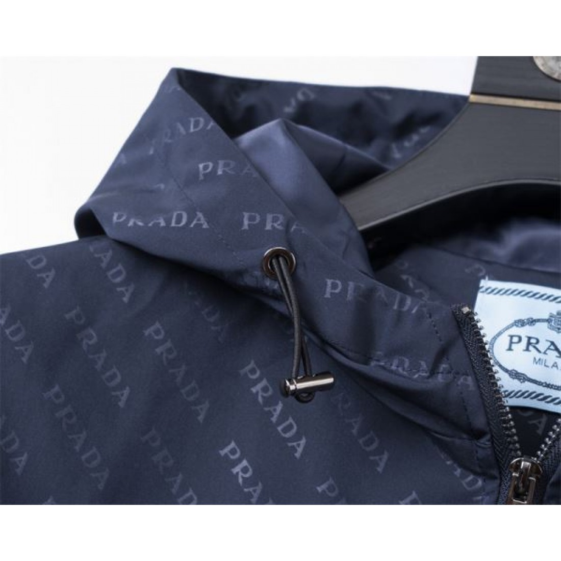 注目度の高い PRADA コピー コート プラダ 上品で都会的な雰囲気
