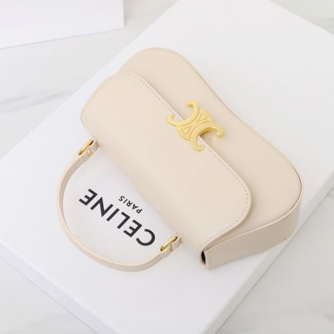 上品な雰囲気の セリーヌ コピー トートバッグ CELINE 限定感あるデザイン