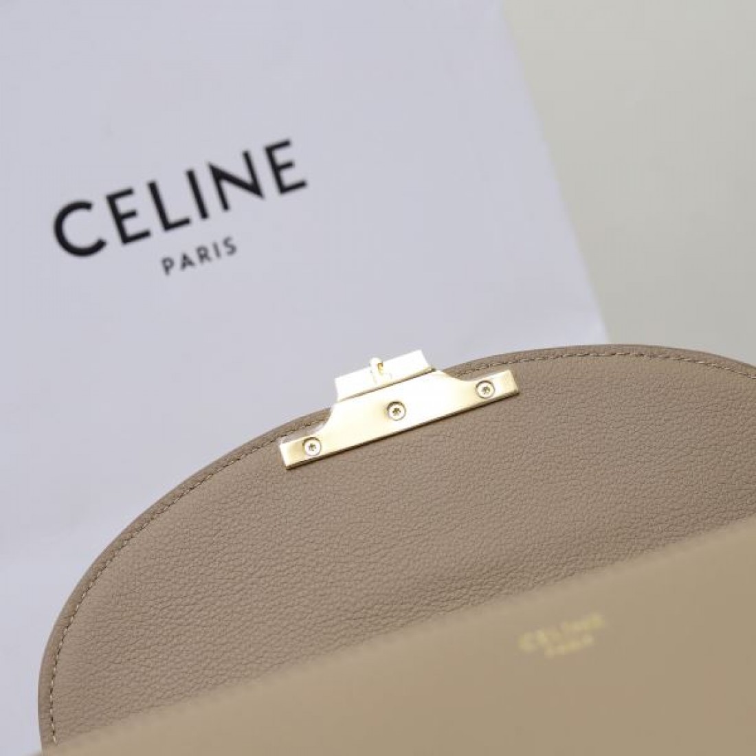 モダンでスタイリッシュな セリーヌ コピー トートバッグ CELINE 今季注目のデザイン