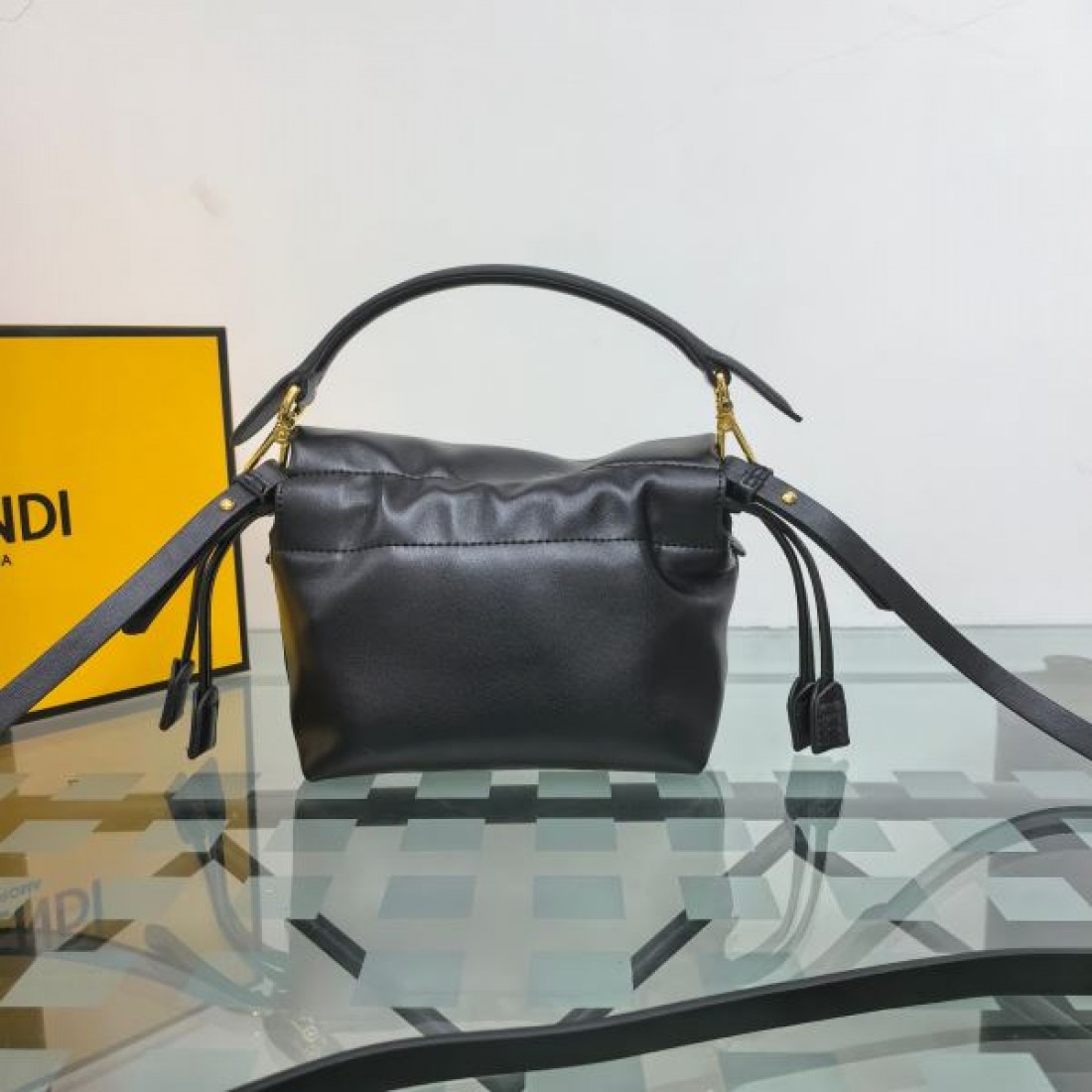 洗練された雰囲気の FENDI フェンデイ コピー トートバッグ 個性的で魅惑的
