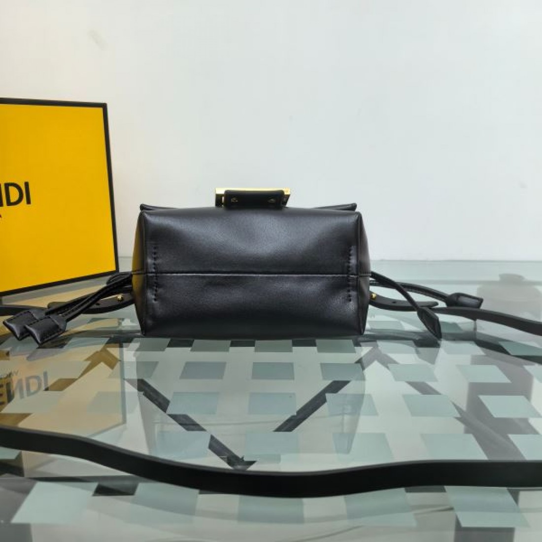 洗練された雰囲気の FENDI フェンデイ コピー トートバッグ 個性的で魅惑的