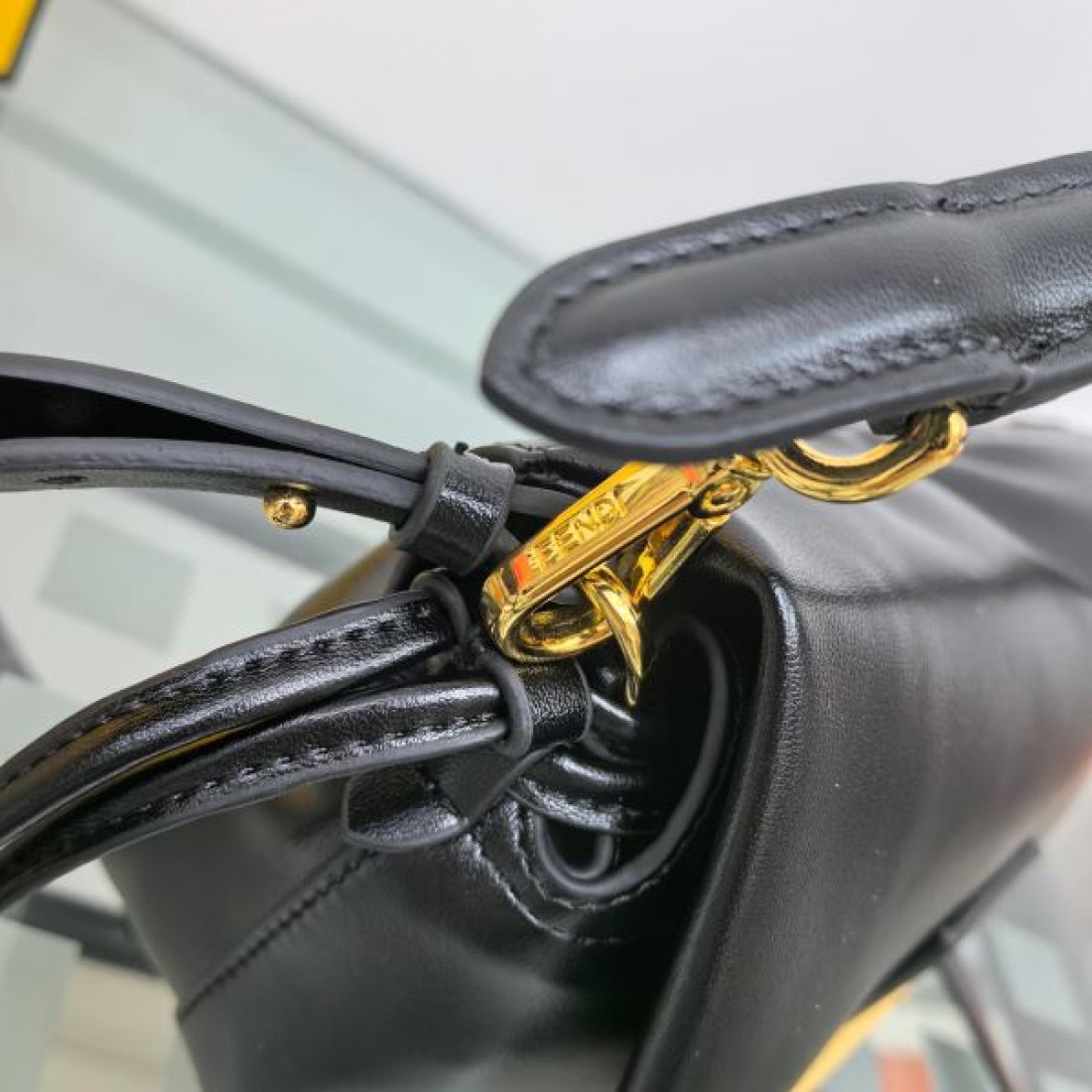 洗練された雰囲気の FENDI フェンデイ コピー トートバッグ 個性的で魅惑的