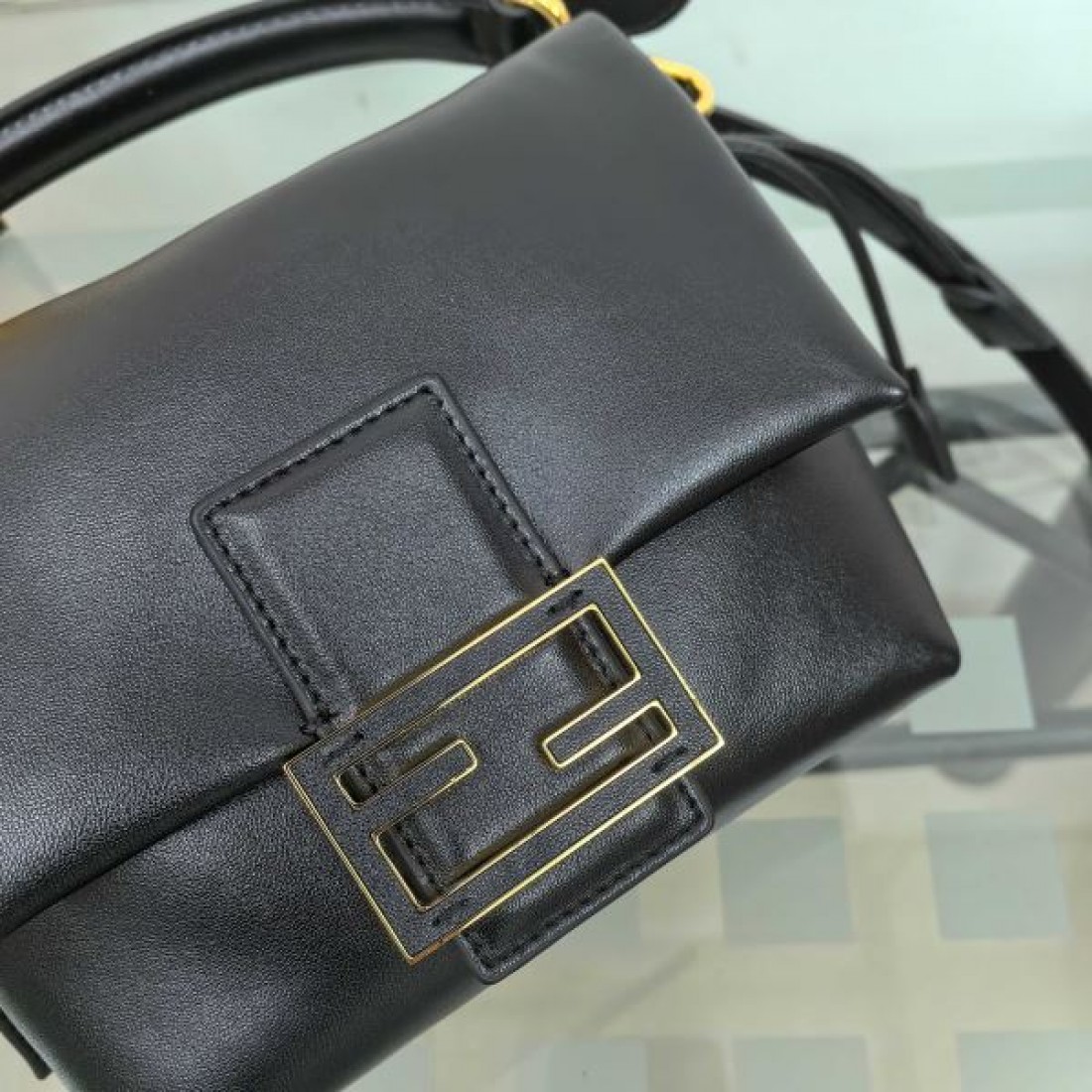 洗練された雰囲気の FENDI フェンデイ コピー トートバッグ 個性的で魅惑的