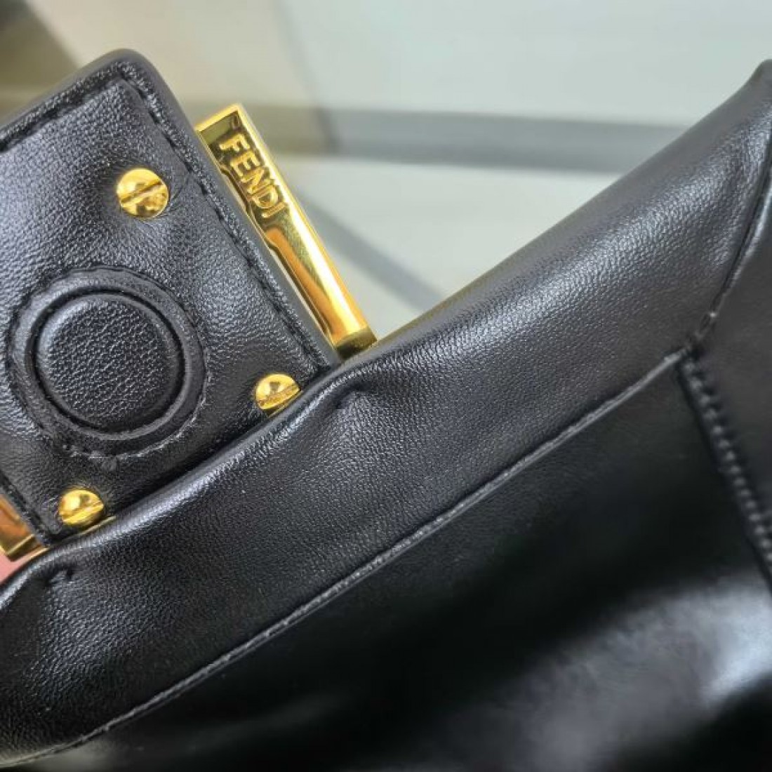 洗練された雰囲気の FENDI フェンデイ コピー トートバッグ 個性的で魅惑的