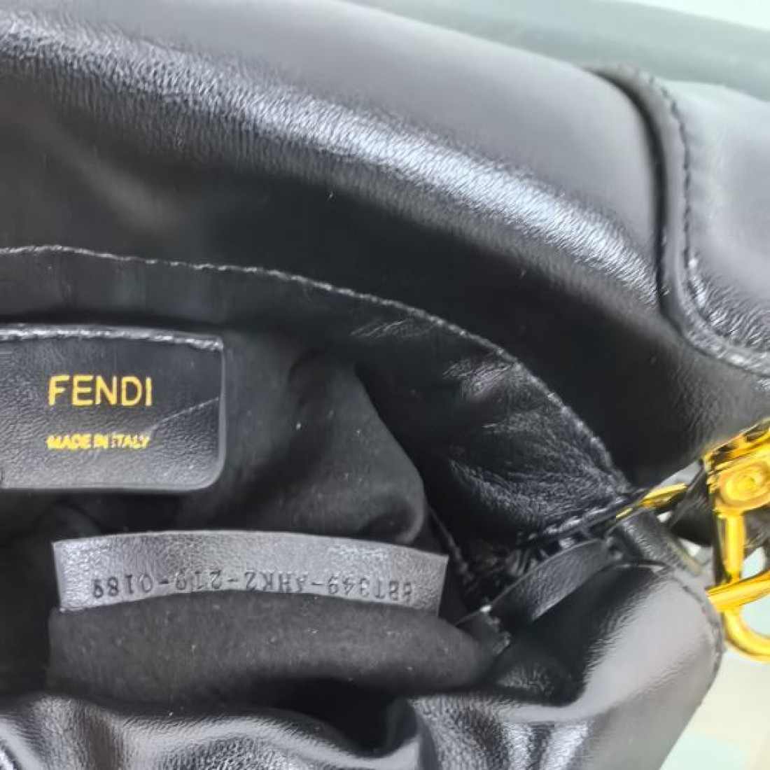 洗練された雰囲気の FENDI フェンデイ コピー トートバッグ 個性的で魅惑的