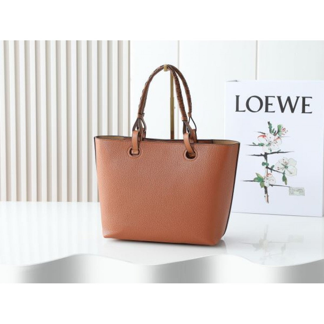 上質でモダンな LOEWE ロエベ コピー トートバッグ スタイリッシュな一品