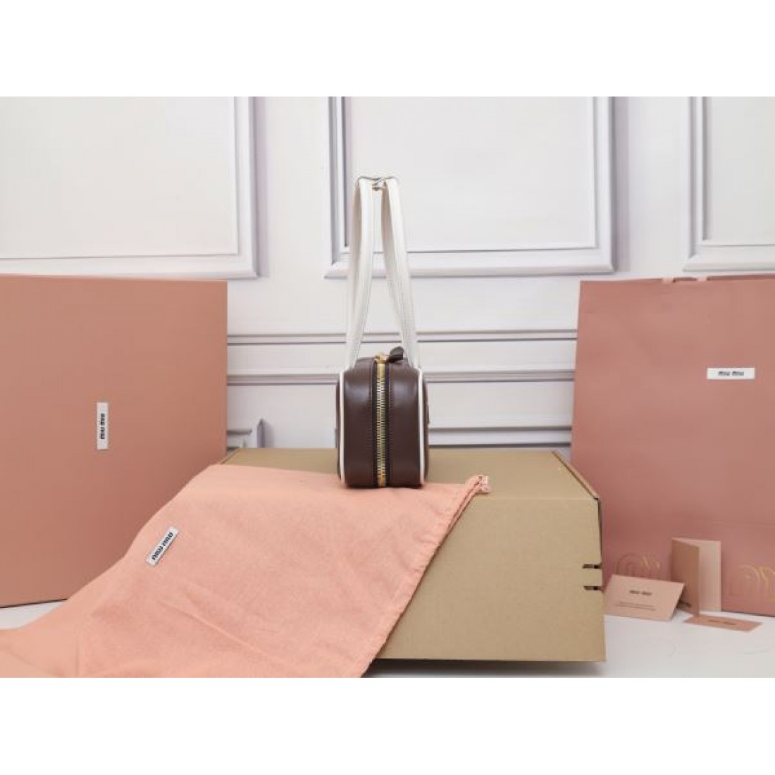 MIU MIU スーパーコピー トートバッグ ミュウミュウ 個性的でスタイリッシュに