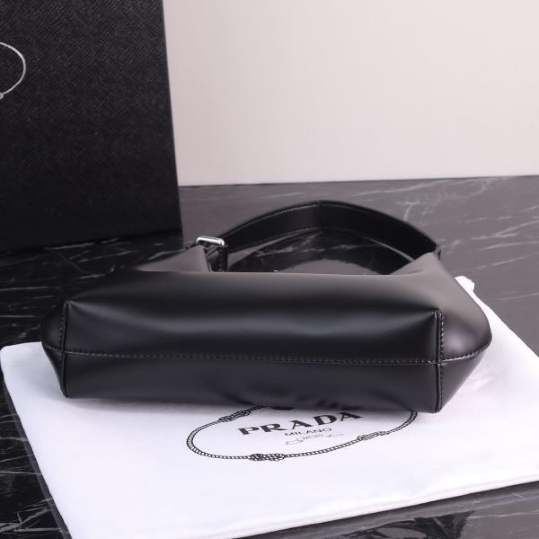 PRADA プラダ スーパーコピー トートバッグ で大人っぽい洗練を演出