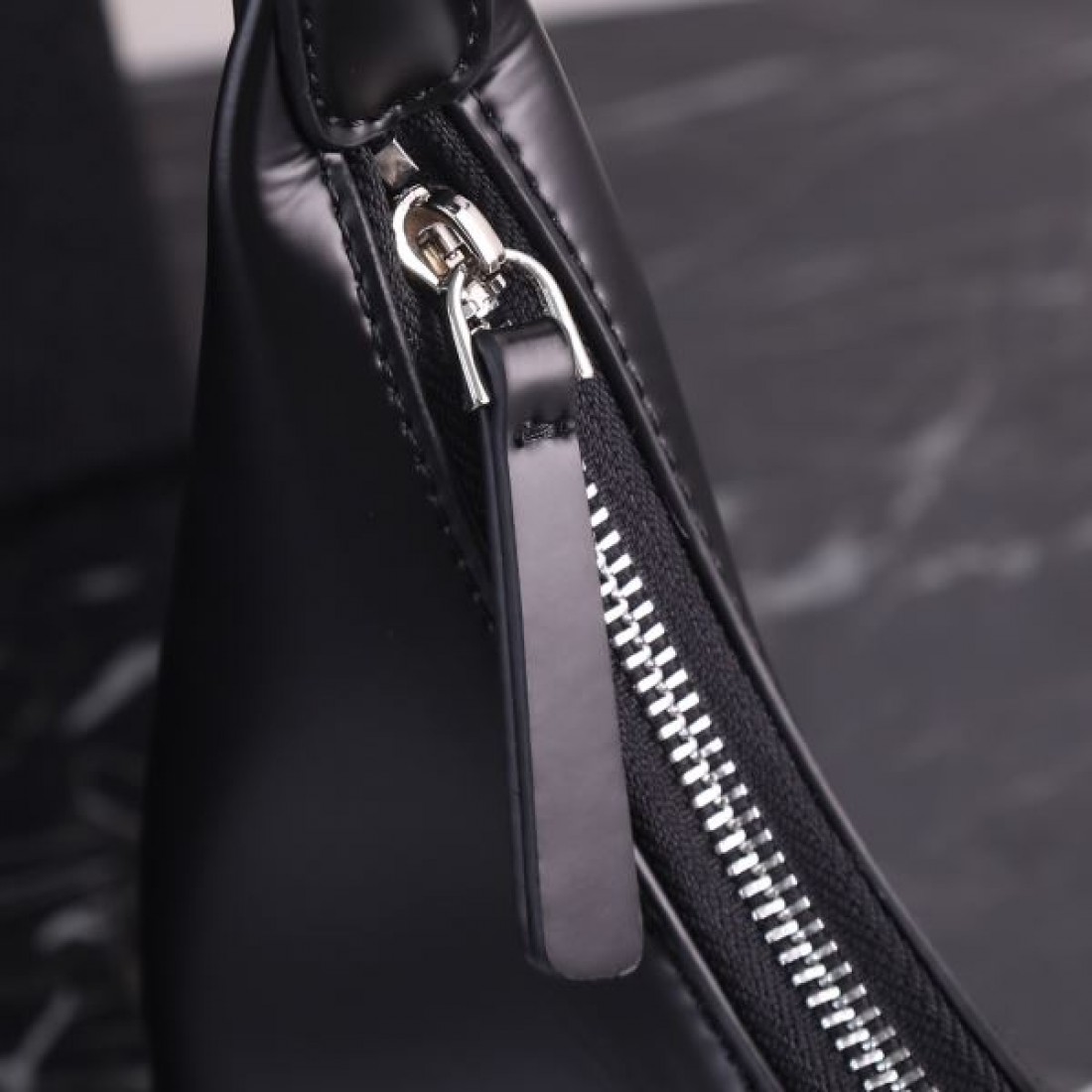 PRADA プラダ スーパーコピー トートバッグ で大人っぽい洗練を演出