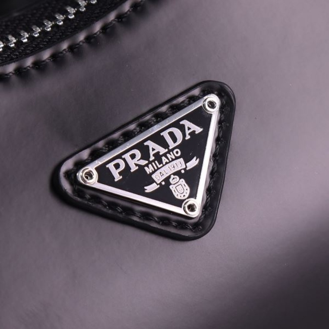 PRADA プラダ スーパーコピー トートバッグ で大人っぽい洗練を演出