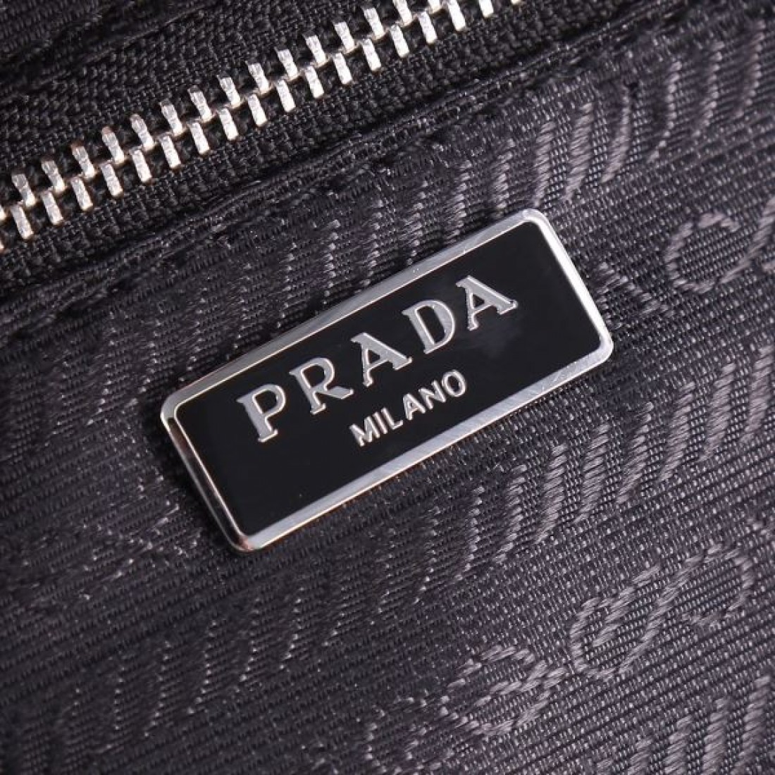 PRADA プラダ スーパーコピー トートバッグ で大人っぽい洗練を演出