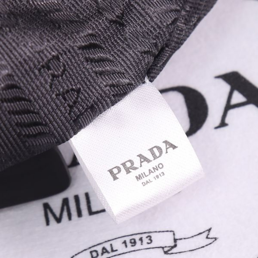 PRADA プラダ スーパーコピー トートバッグ で大人っぽい洗練を演出