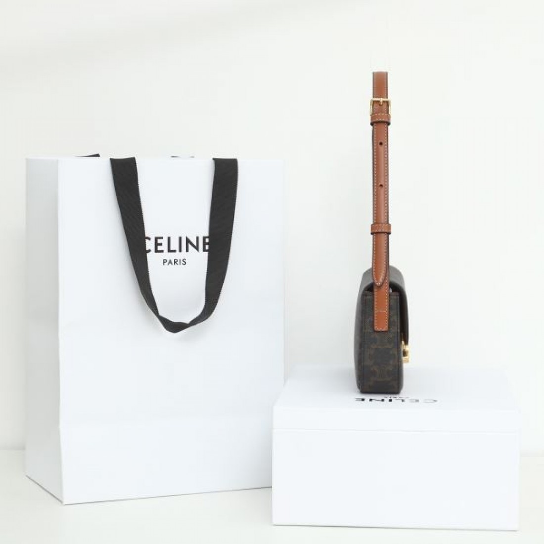 ラグジュアリーでモード感漂う セリーヌ コピー ショルダーバッグ CELINE