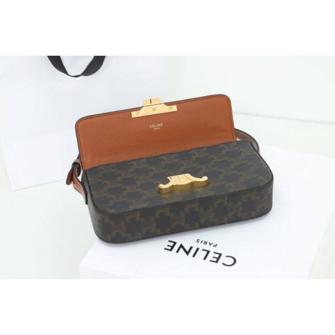 ラグジュアリーでモード感漂う セリーヌ コピー ショルダーバッグ CELINE