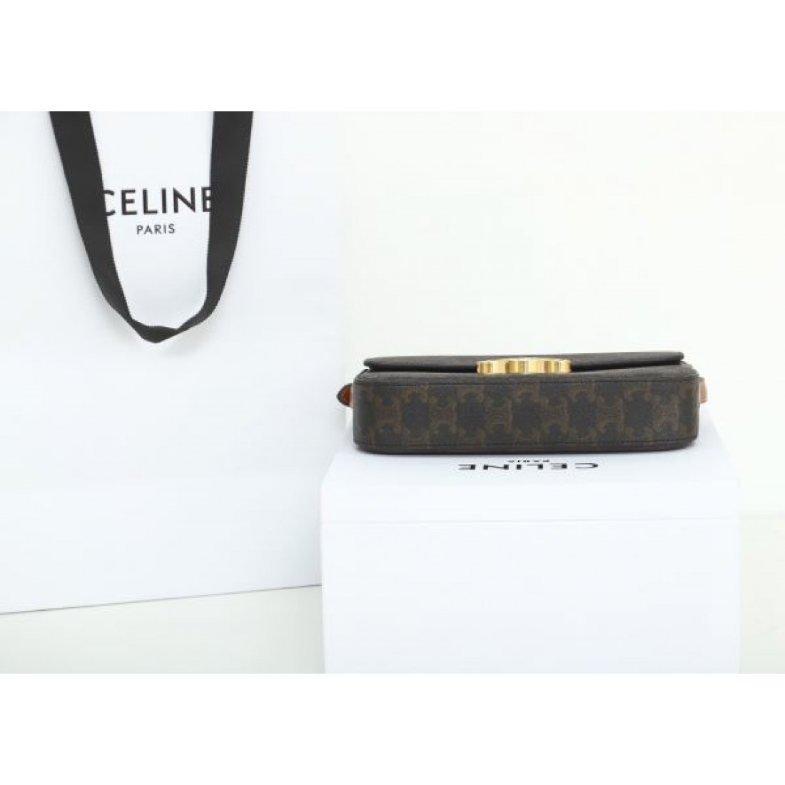 ラグジュアリーでモード感漂う セリーヌ コピー ショルダーバッグ CELINE