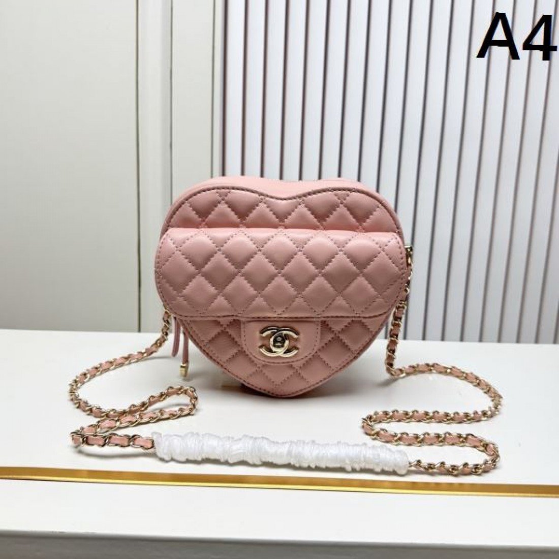  シャネル コピー ショルダーバッグ CHANEL モード感あるエレガントな一品