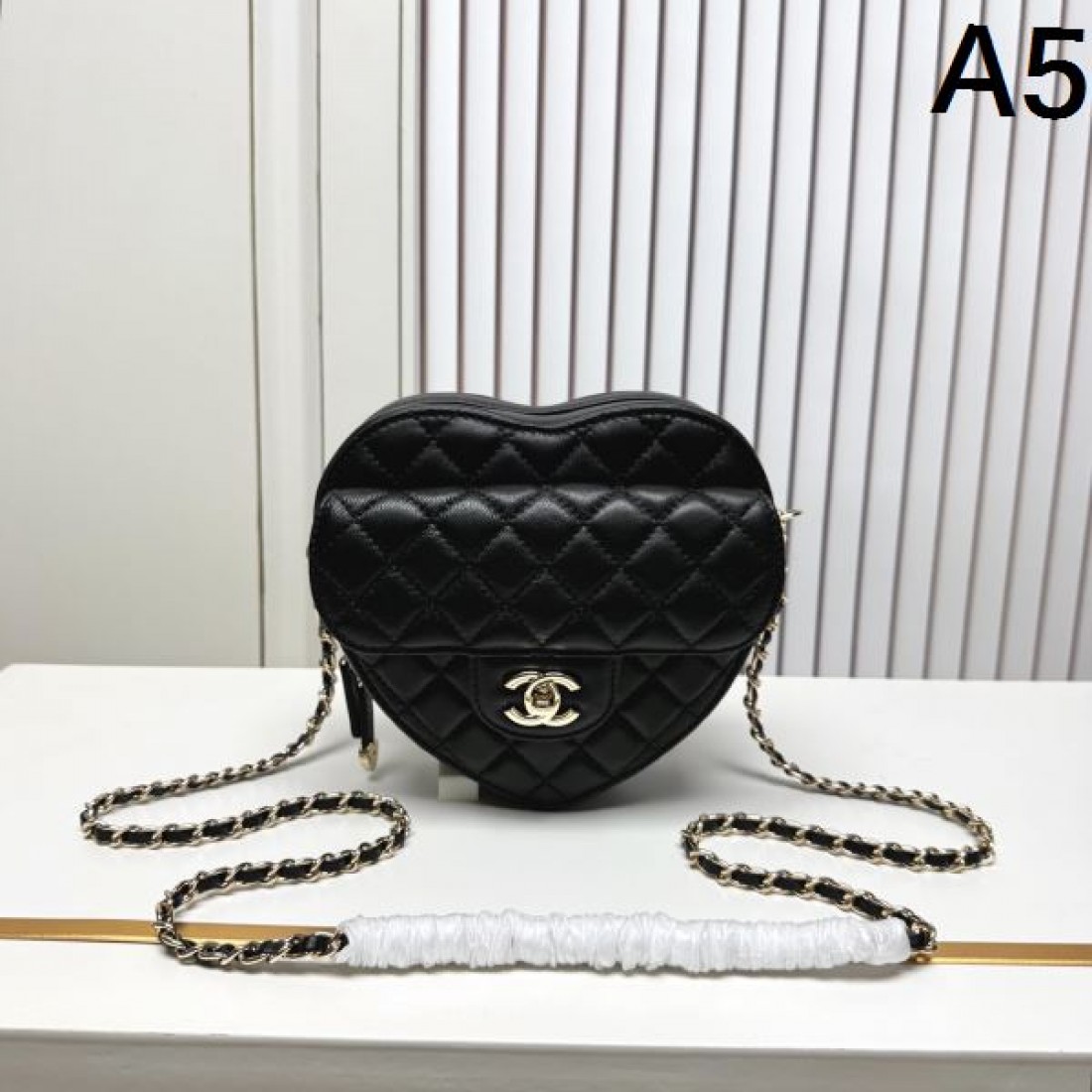  シャネル コピー ショルダーバッグ CHANEL モード感あるエレガントな一品