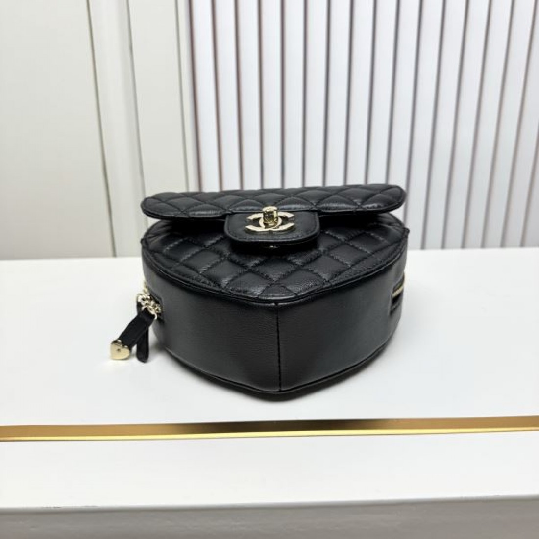  シャネル コピー ショルダーバッグ CHANEL モード感あるエレガントな一品