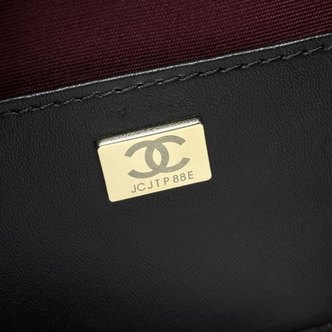  シャネル コピー ショルダーバッグ CHANEL モード感あるエレガントな一品