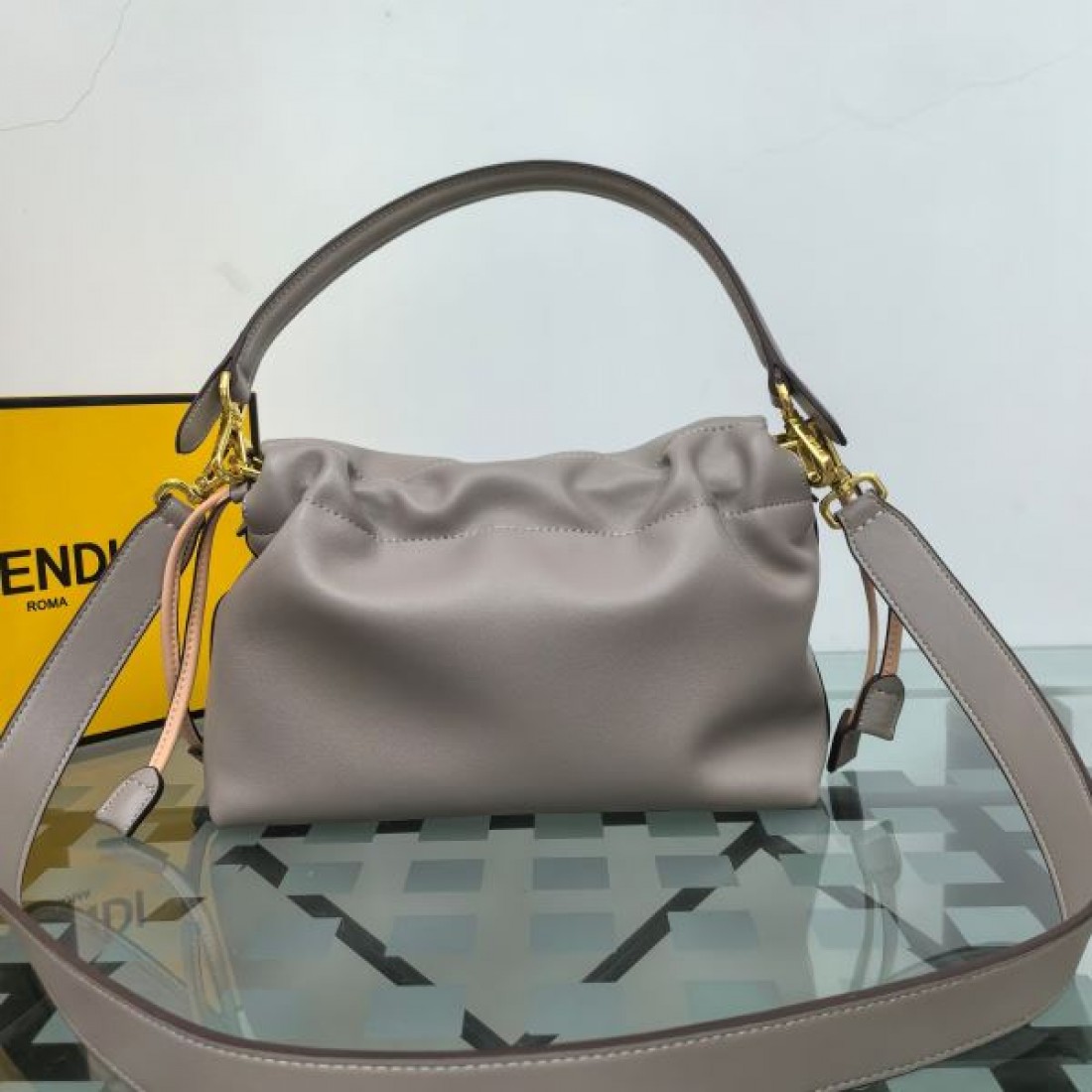 フェンデイ コピー ショルダーバッグ FENDI 贅沢で優美なデザイン