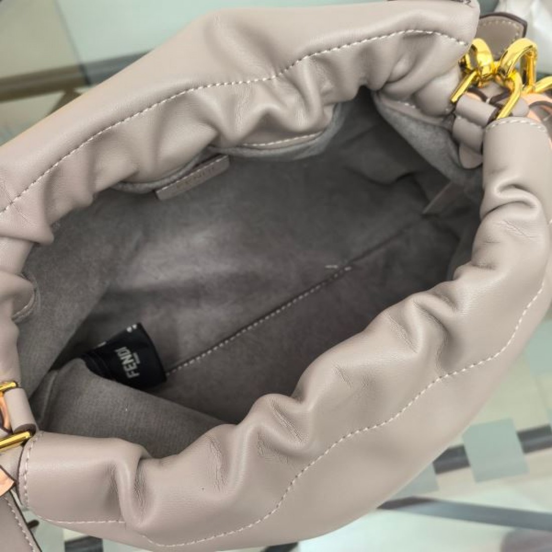  フェンデイ コピー ショルダーバッグ FENDI 贅沢で優美なデザイン