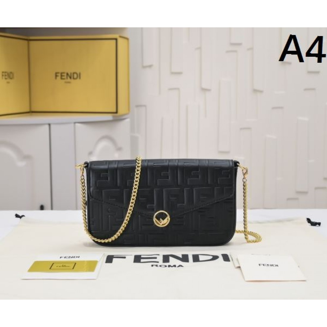  旬のスタイルにぴったり FENDI フェンデイ コピー ショルダーバッグ 上品でモダン