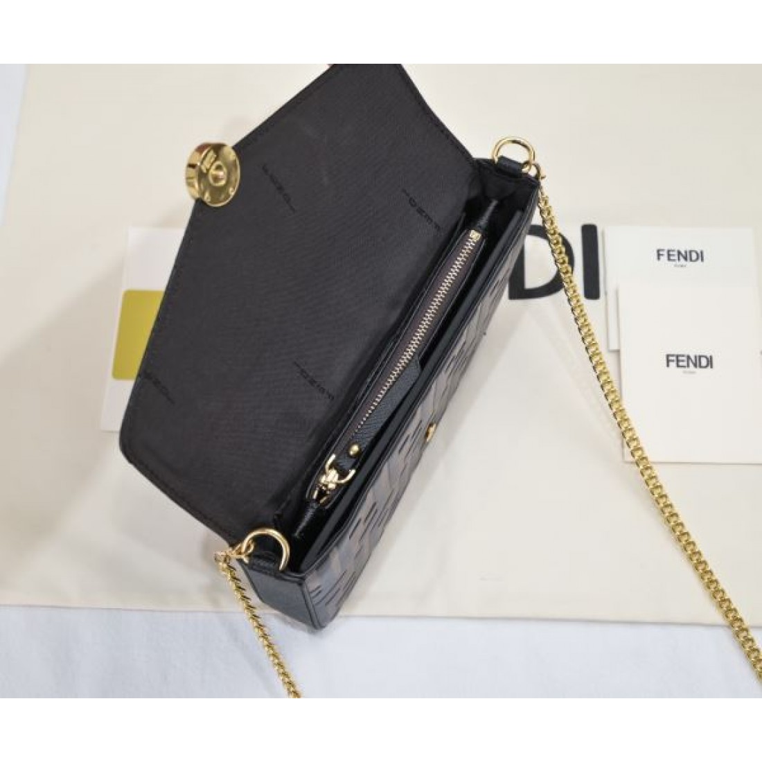  旬のスタイルにぴったり FENDI フェンデイ コピー ショルダーバッグ 上品でモダン