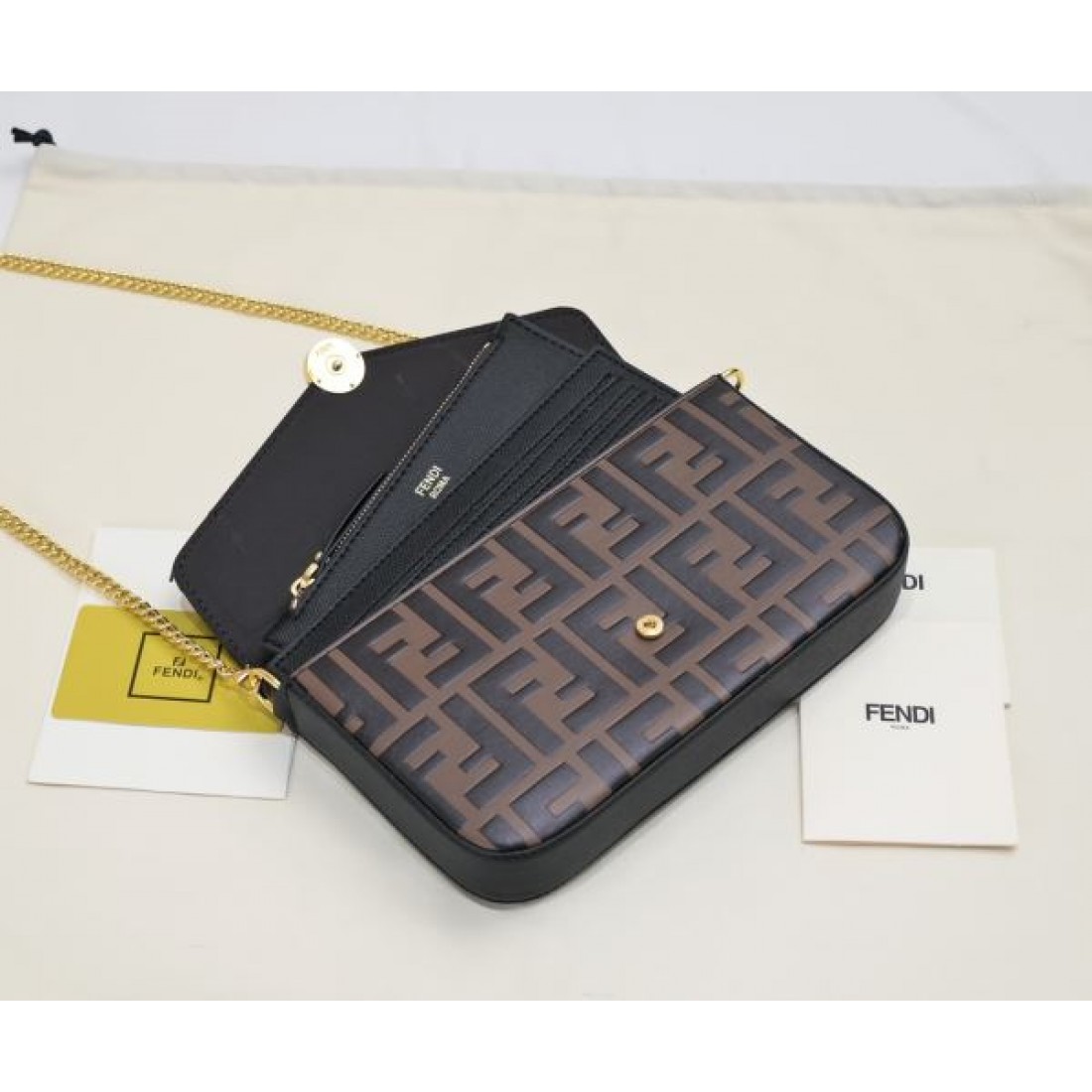  旬のスタイルにぴったり FENDI フェンデイ コピー ショルダーバッグ 上品でモダン