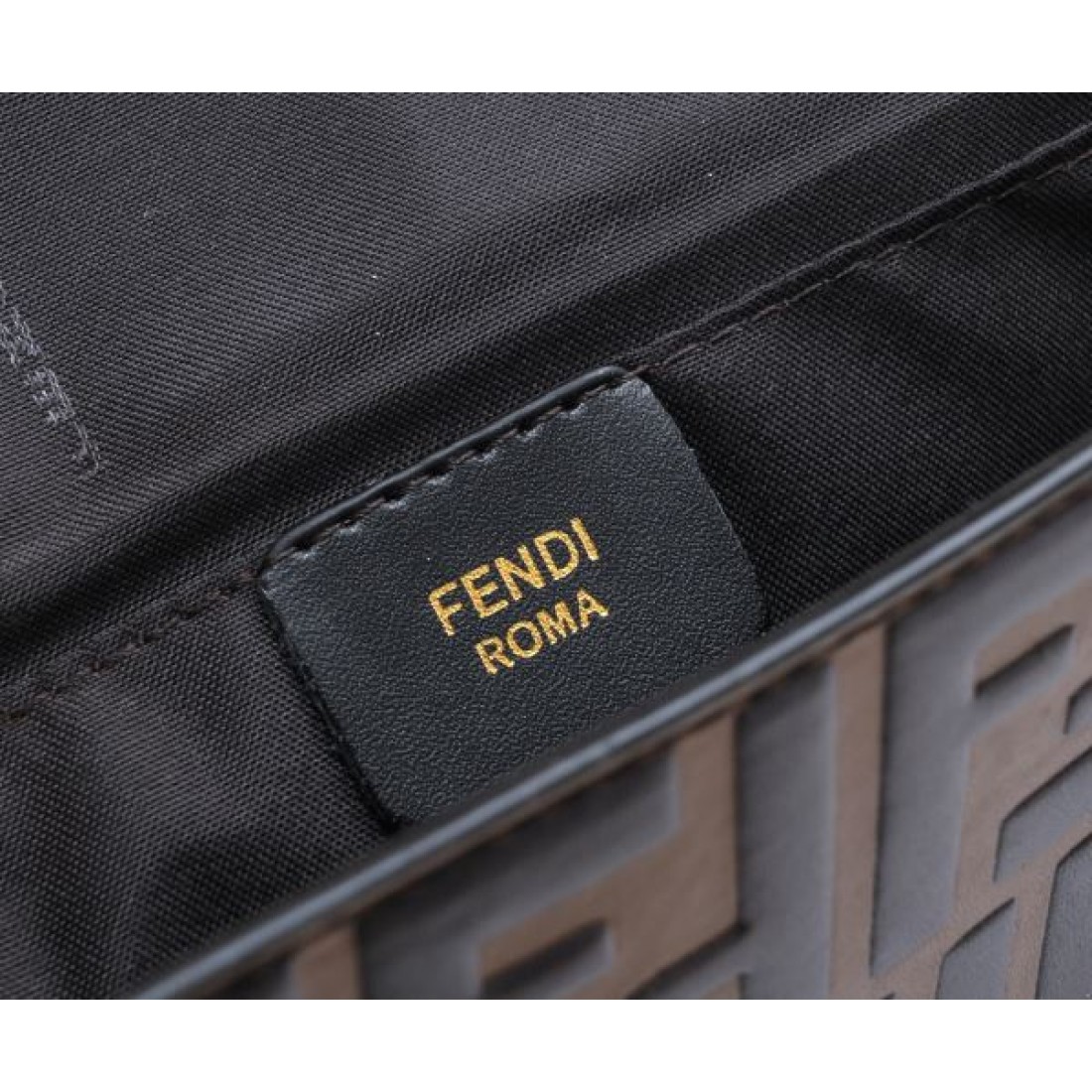  旬のスタイルにぴったり FENDI フェンデイ コピー ショルダーバッグ 上品でモダン