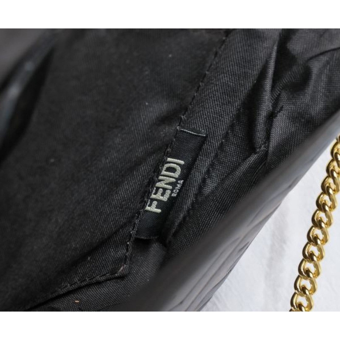  旬のスタイルにぴったり FENDI フェンデイ コピー ショルダーバッグ 上品でモダン