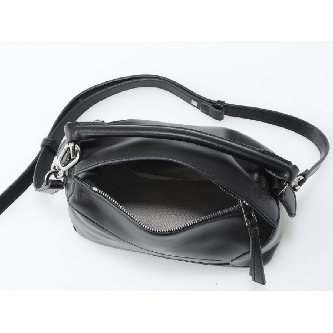 人気急上昇中の LOEWE ロエベ コピー ショルダーバッグ 上品で洗練されたデザイン