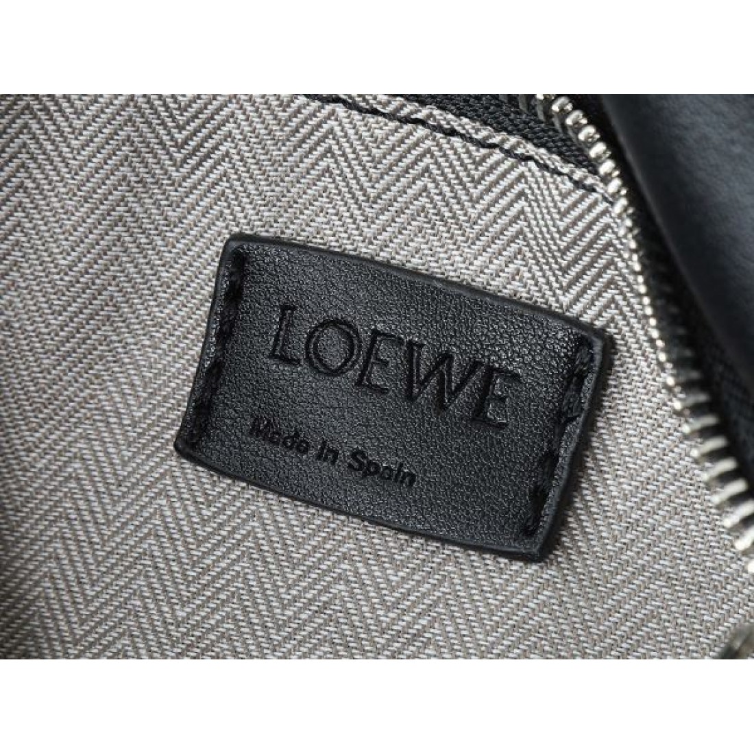 人気急上昇中の LOEWE ロエベ コピー ショルダーバッグ 上品で洗練されたデザイン