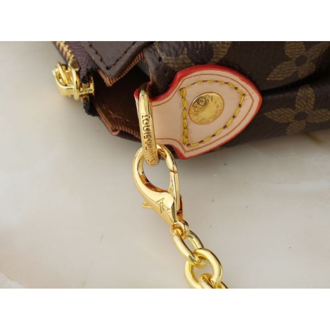LOUIS VUITTON ルイヴィトン コピー ショルダーバッグ 贅沢でモダンな雰囲気
