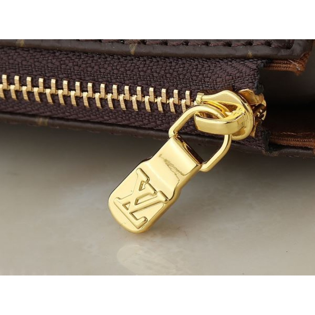 LOUIS VUITTON ルイヴィトン コピー ショルダーバッグ 贅沢でモダンな雰囲気
