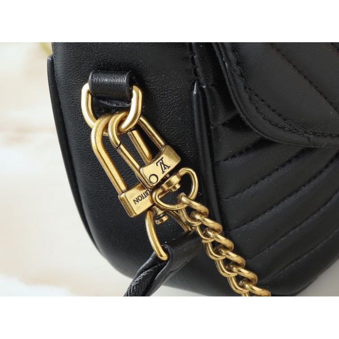 魅力的で華麗な LOUIS VUITTON ルイヴィトン コピー ショルダーバッグ エレガントに