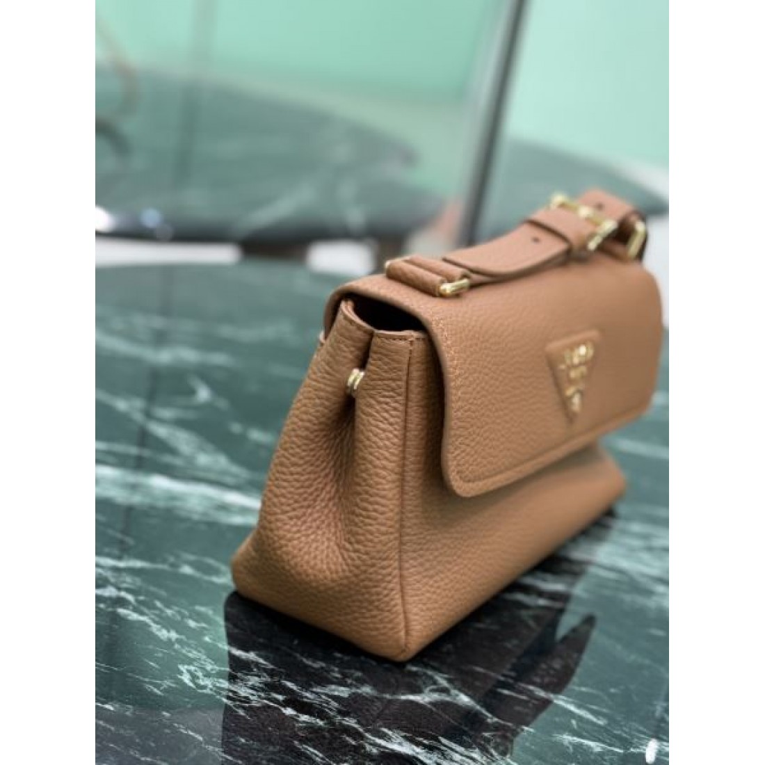 洗練された PRADA プラダ コピー ショルダーバッグ 贅沢な雰囲気